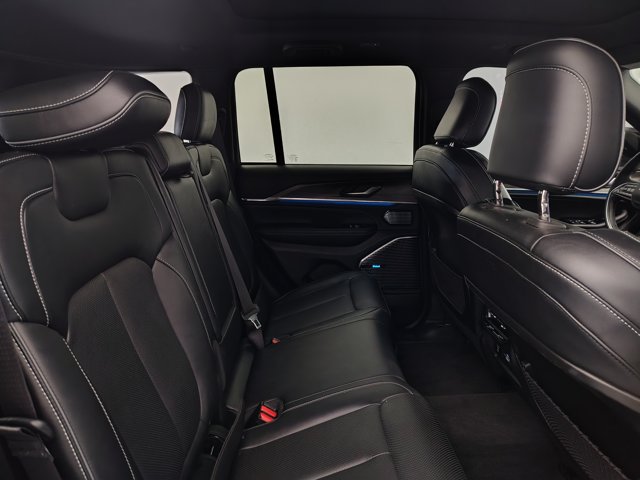 Used 2022 Jeep Grand Cherokee Overland AWD/4WD image 16