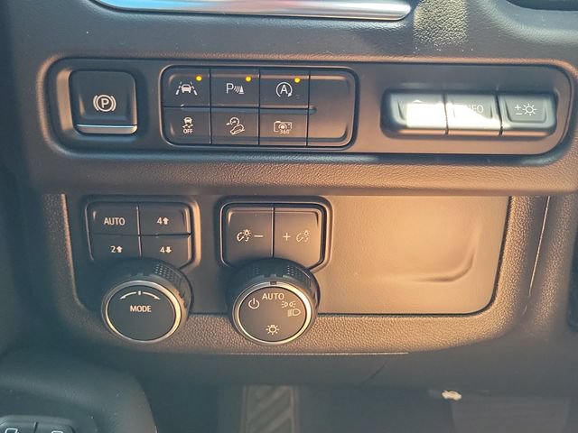 Used 2024 Chevrolet Suburban Premier w/ Premium Package 2 AWD/4WD image 34