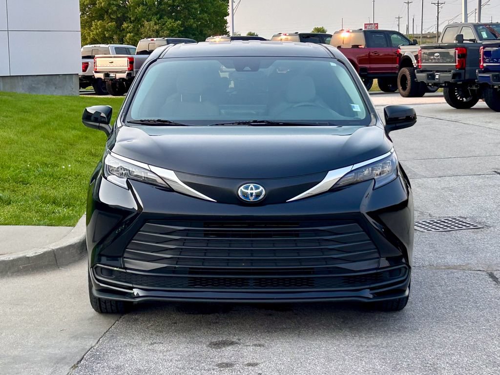 Used 2025 Toyota Sienna LE FWD image 8