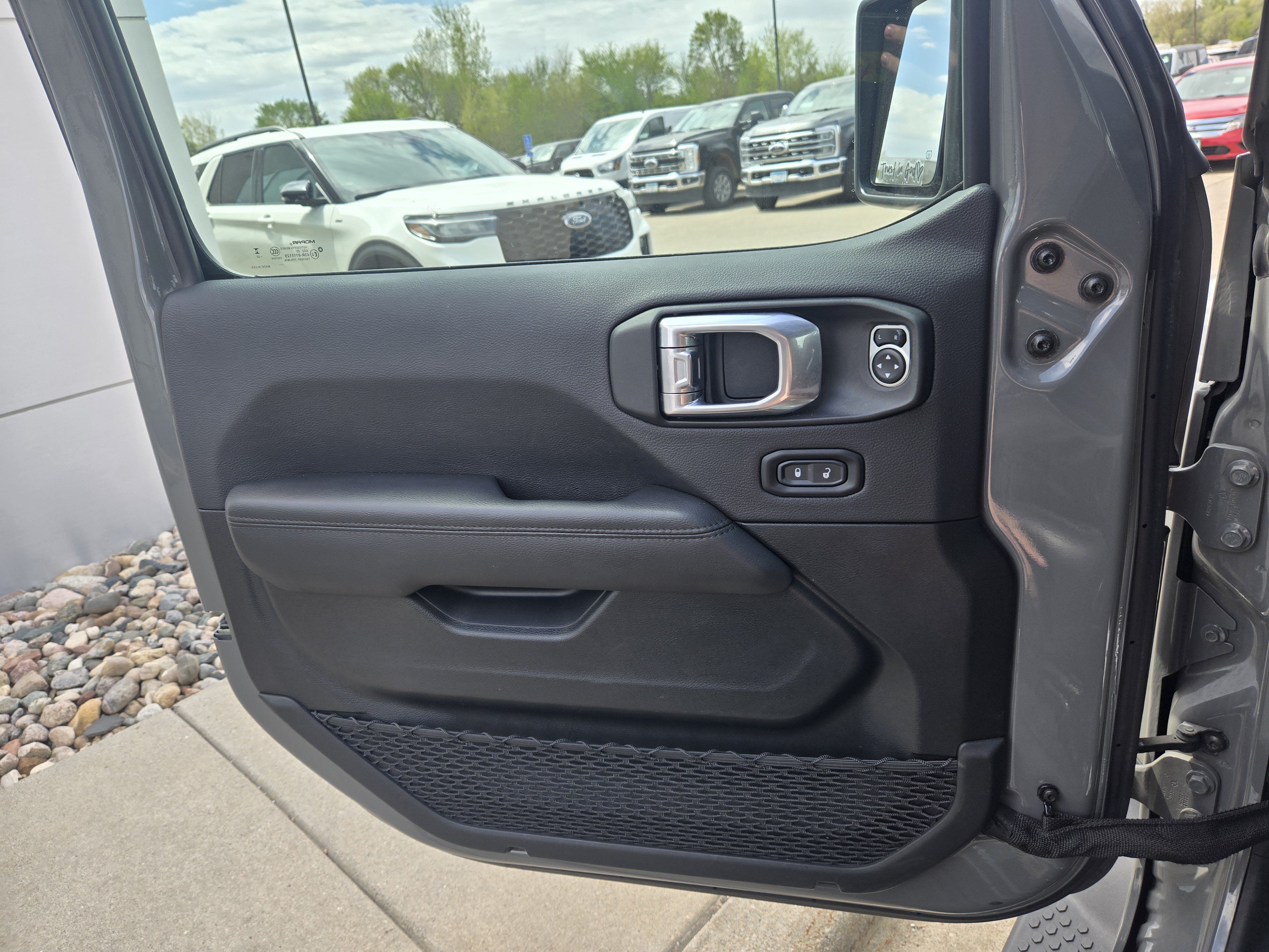 Used 2023 Jeep Wrangler Unlimited Sahara AWD/4WD image 21