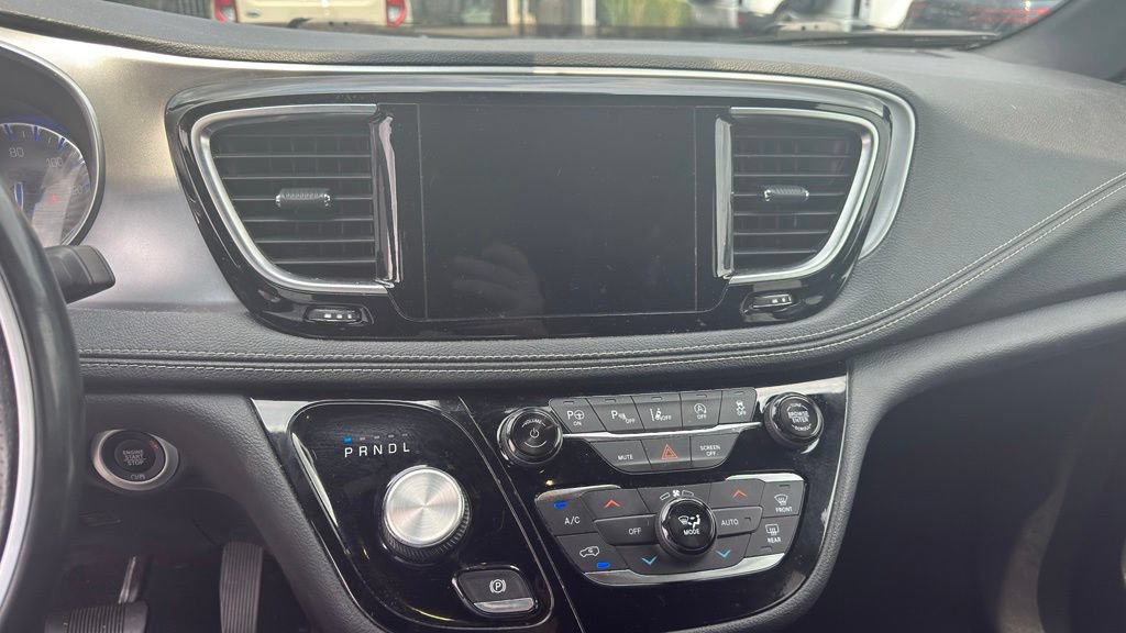 Used 2019 Chrysler Pacifica Limited w/ Advanced Safetytec Group FWD image 13