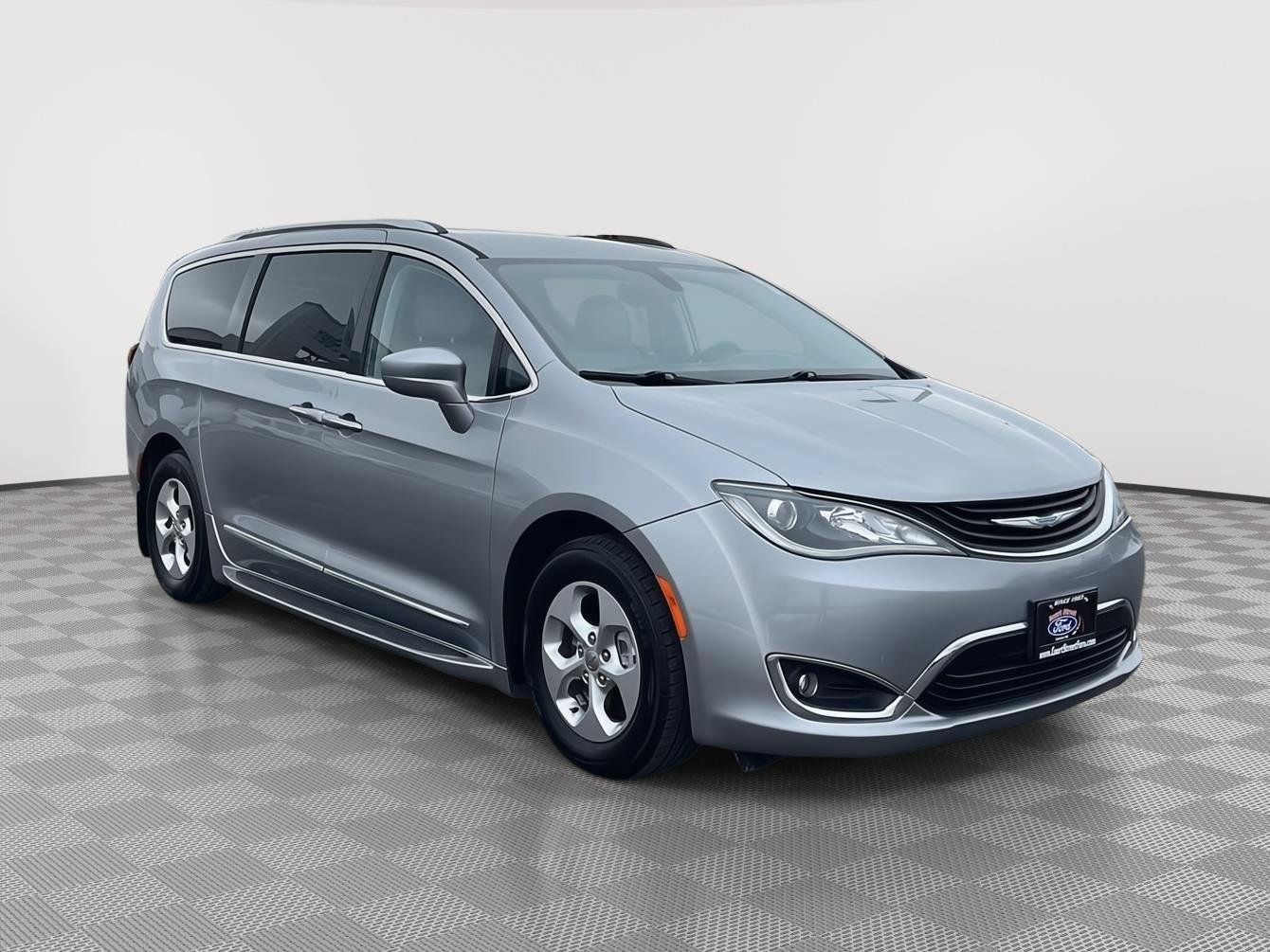 Used 2018 Chrysler Pacifica Touring-L image 7
