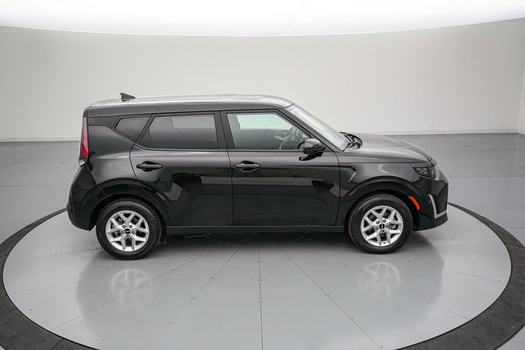 Used 2025 Kia Soul LX FWD image 4