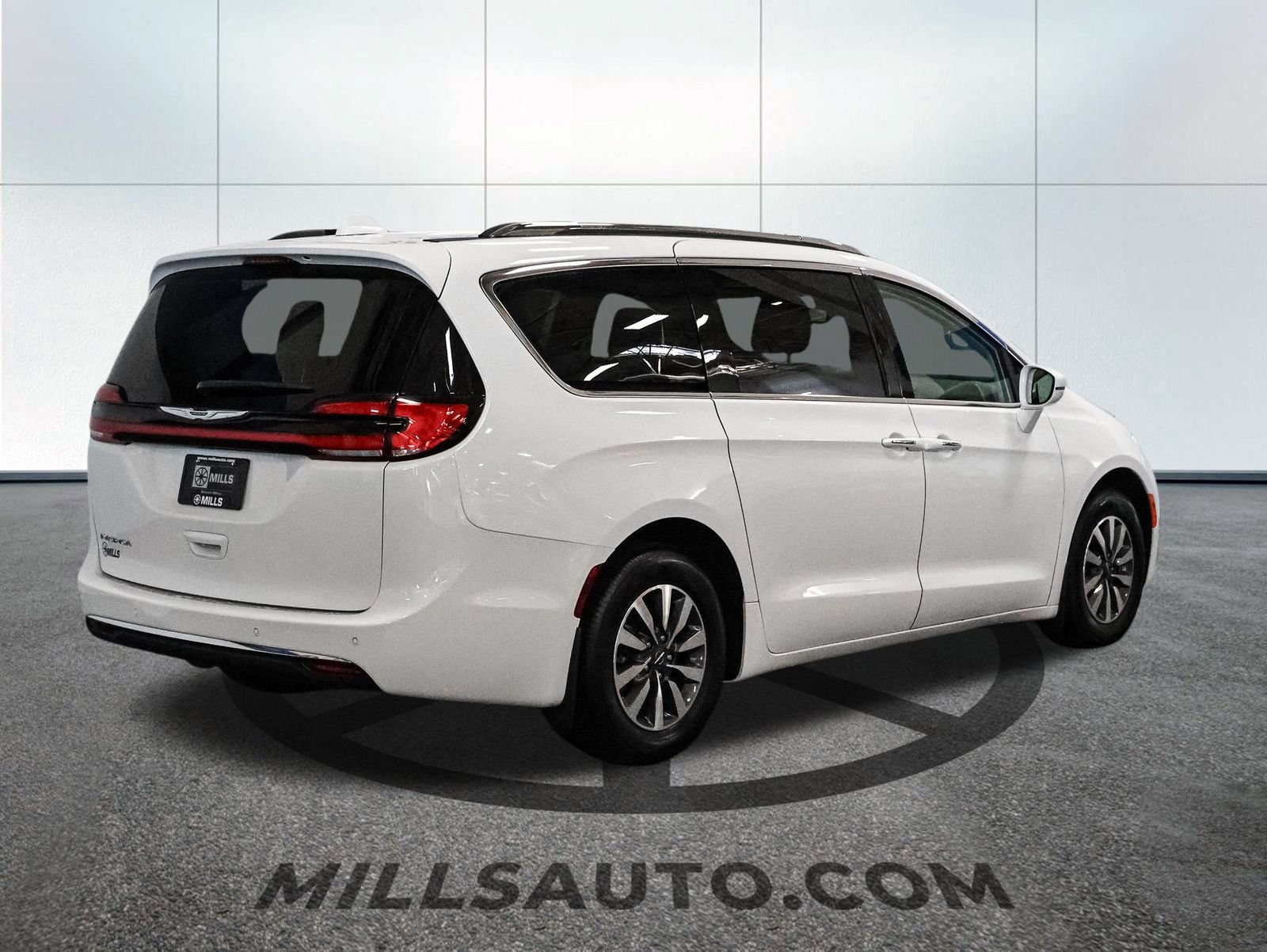 Used 2021 Chrysler Pacifica Touring-L FWD image 8