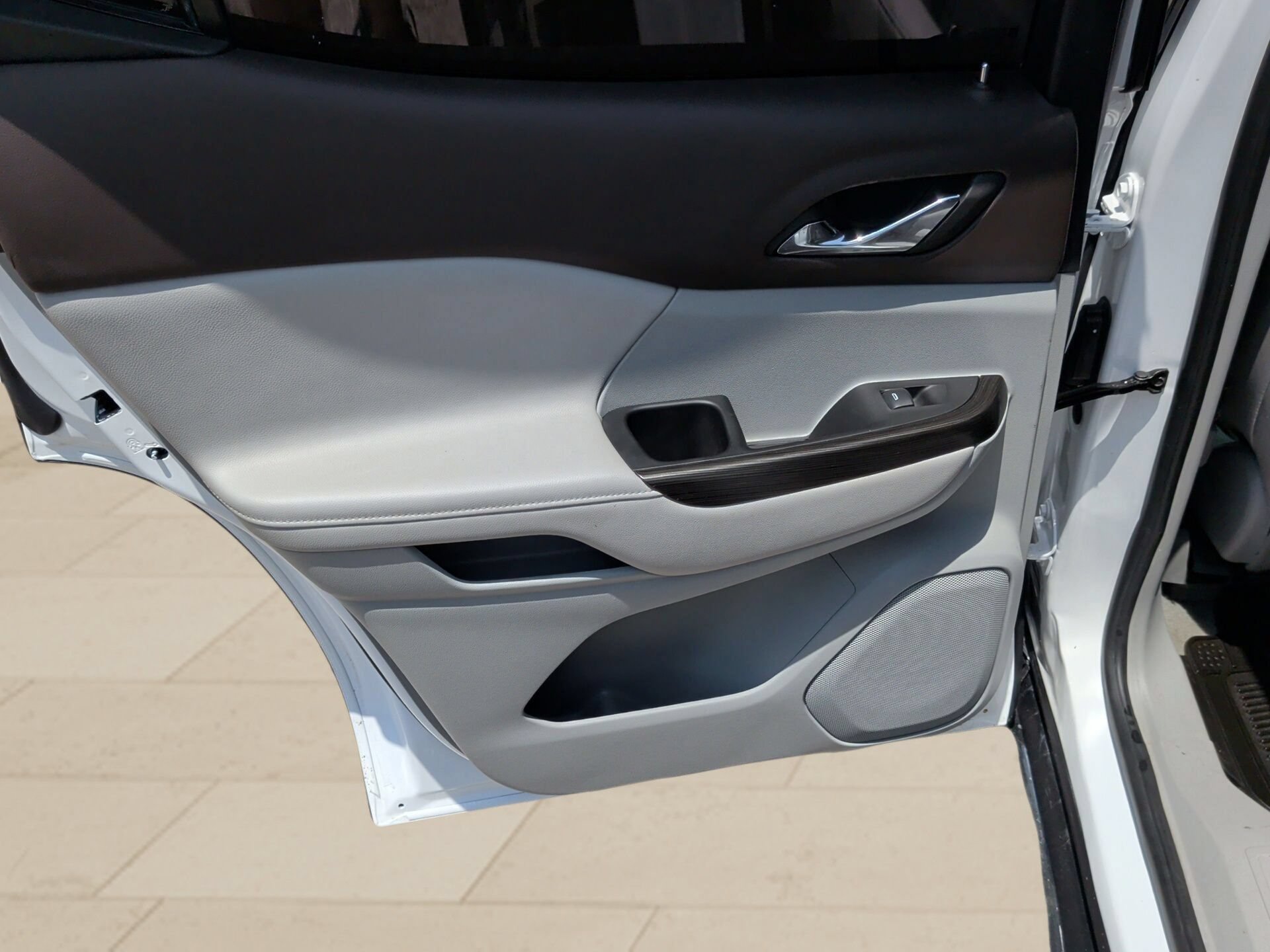 Used 2023 GMC Acadia SLT FWD image 27