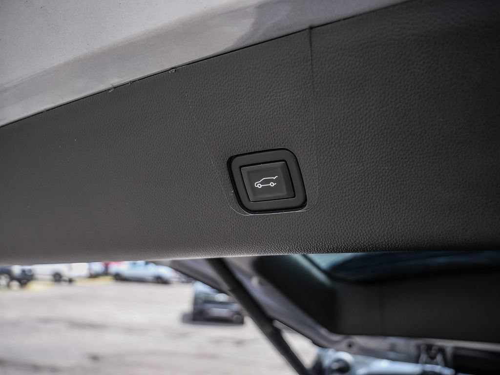Used 2023 Chevrolet Traverse LT FWD image 14