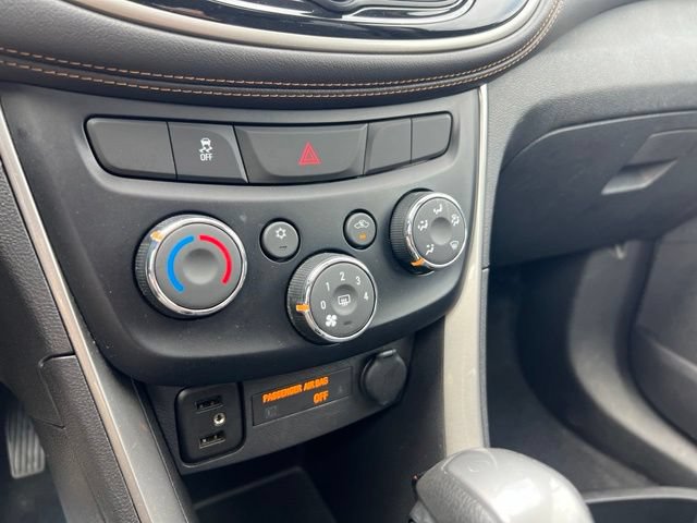 Used 2019 Chevrolet Trax LT w/ Sun & Sound Package FWD image 15