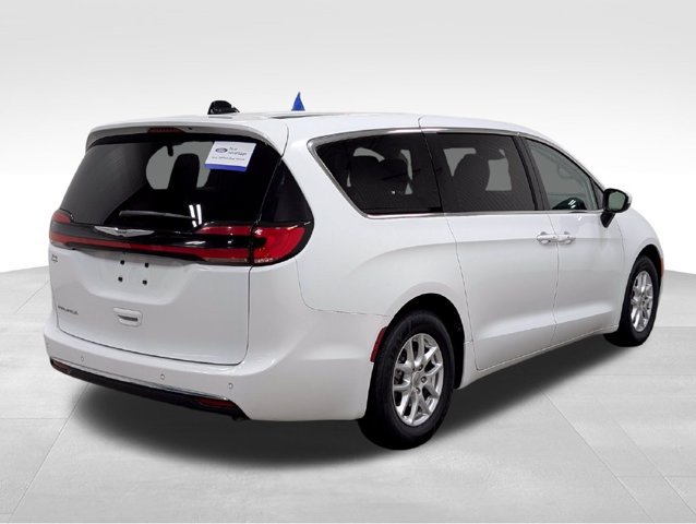 Used 2023 Chrysler Pacifica Touring-L FWD image 17