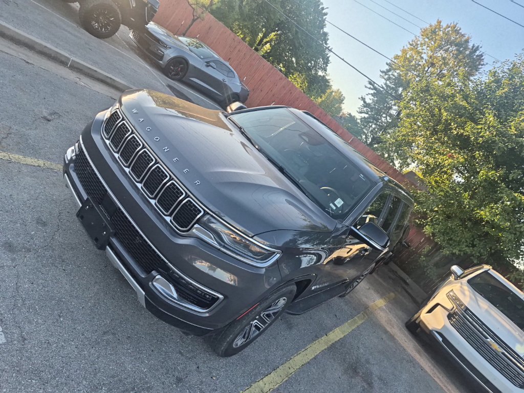 Used 2024 Jeep Wagoneer L Series II AWD/4WD image 3