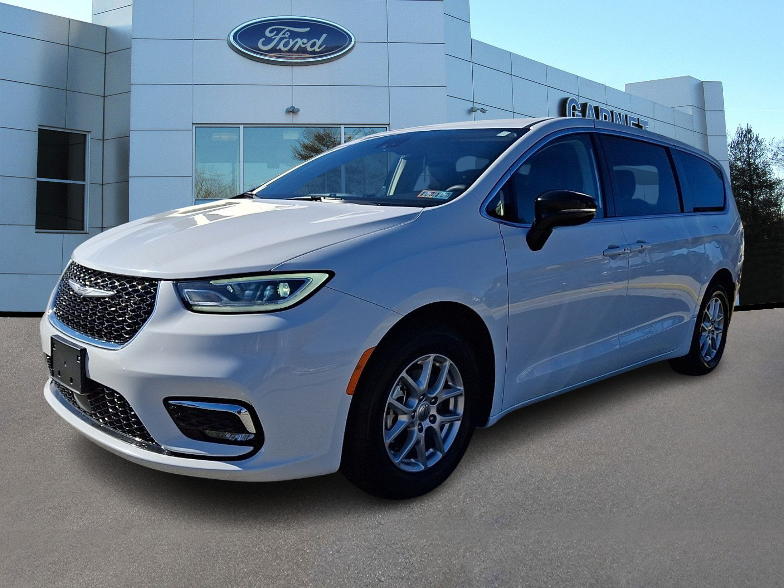 Used 2024 Chrysler Pacifica Touring-L FWD image 4