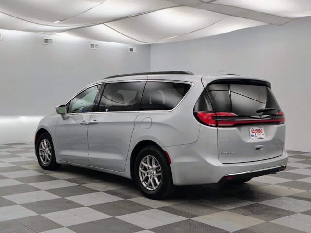 Used 2022 Chrysler Pacifica Touring FWD image 8