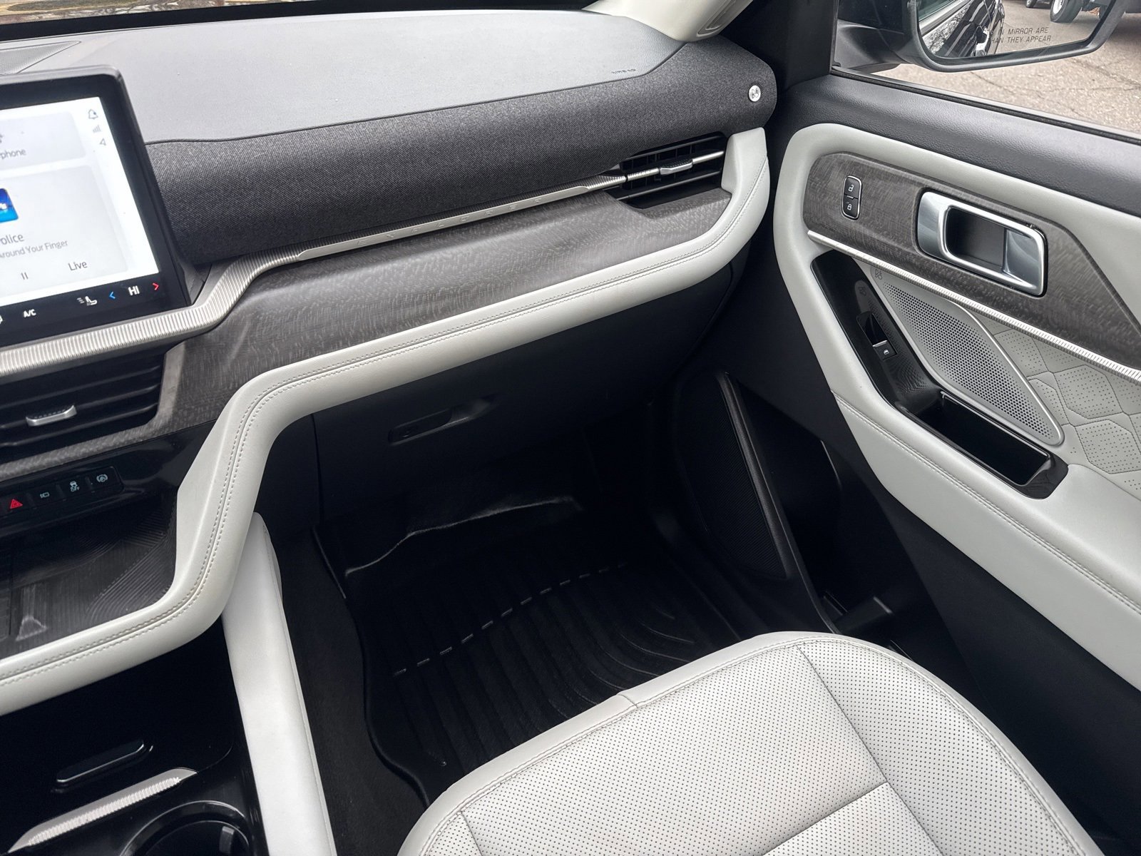 Certified 2025 Ford Explorer Platinum w/ LUX Leather Package image 35