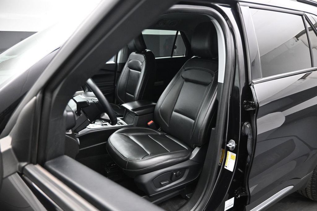 Certified 2023 Ford Explorer XLT w/ Equipment Group 202A RWD image 9