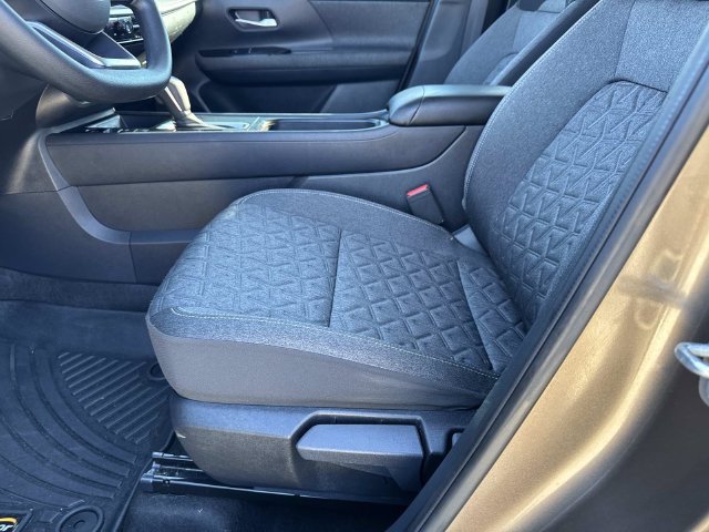 Used 2025 Nissan Kicks SV w/ SV Premium Package FWD image 18