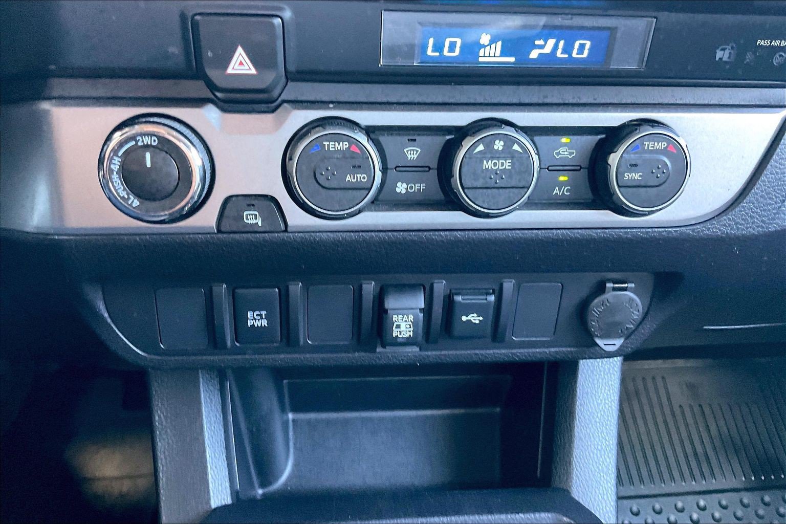 Used 2022 Toyota Tacoma SR5 AWD/4WD image 29
