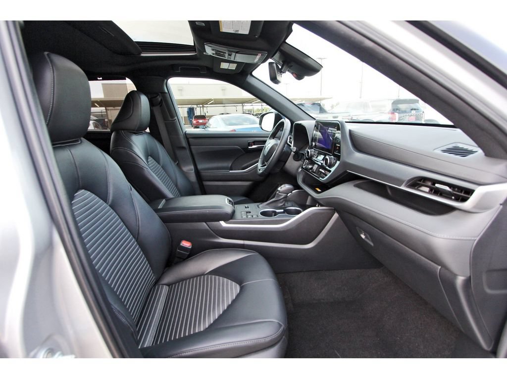 Used 2024 Toyota Highlander XSE FWD image 29