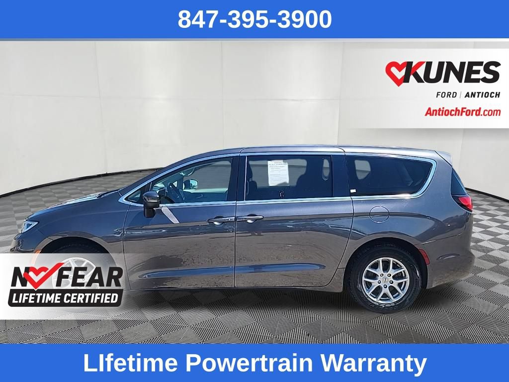 Used 2023 Chrysler Pacifica Touring-L FWD image 4