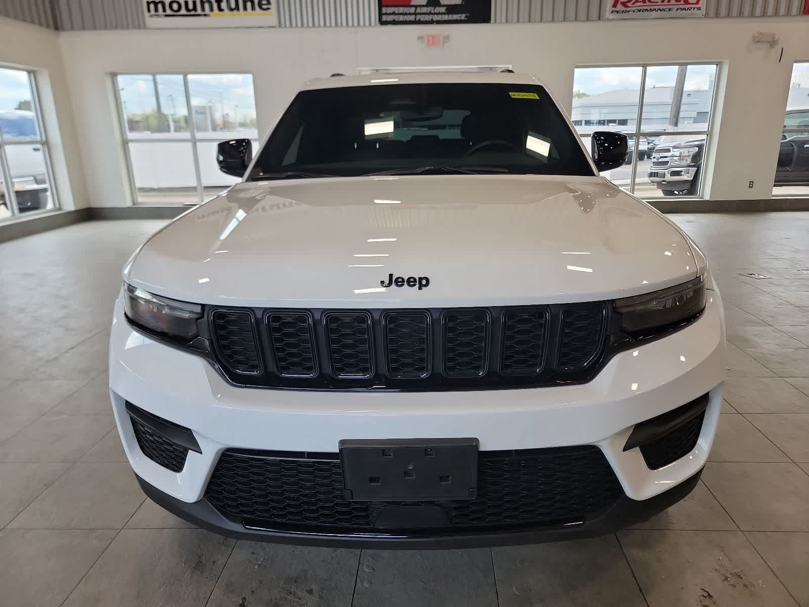 Used 2023 Jeep Grand Cherokee Altitude AWD/4WD image 3