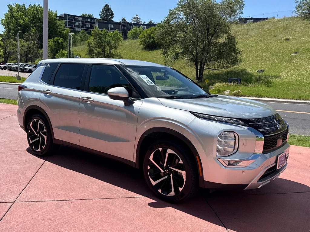 Used 2024 Mitsubishi Outlander SE AWD/4WD image 1
