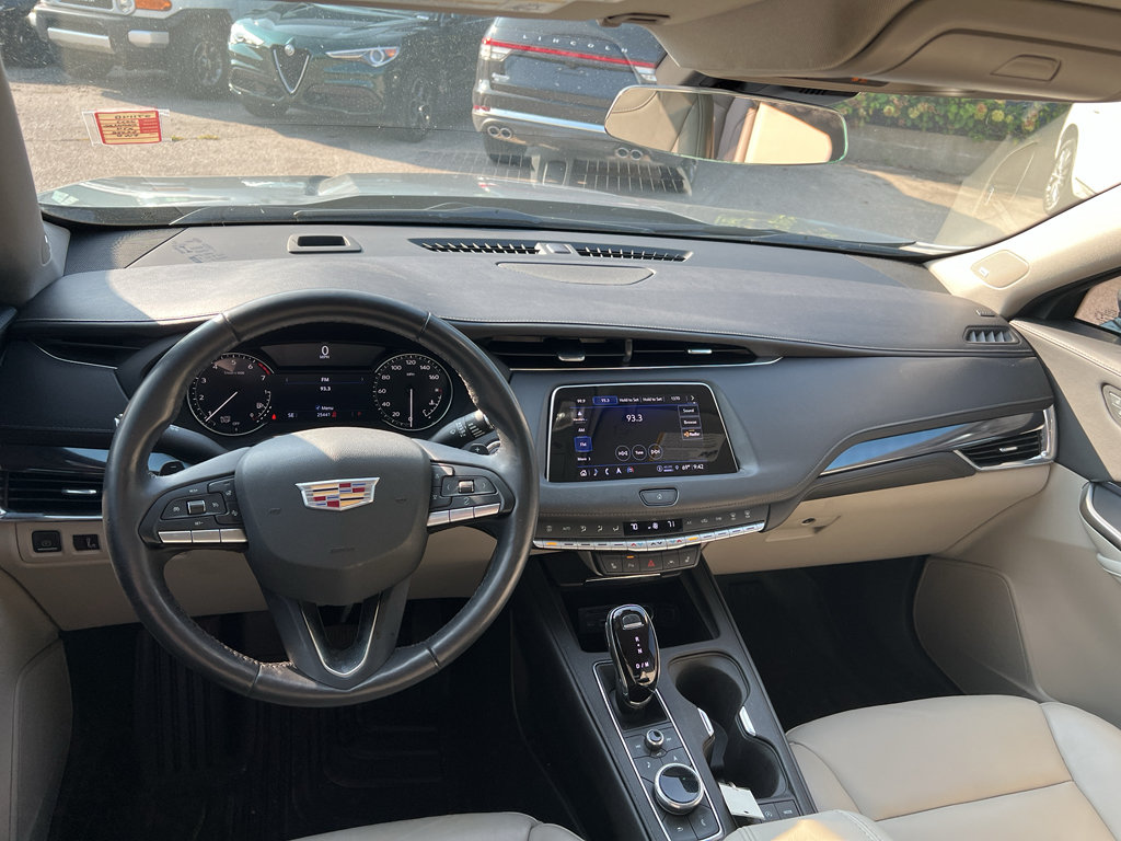 Used 2023 Cadillac XT4 Luxury w/ Cold Weather Package FWD image 11
