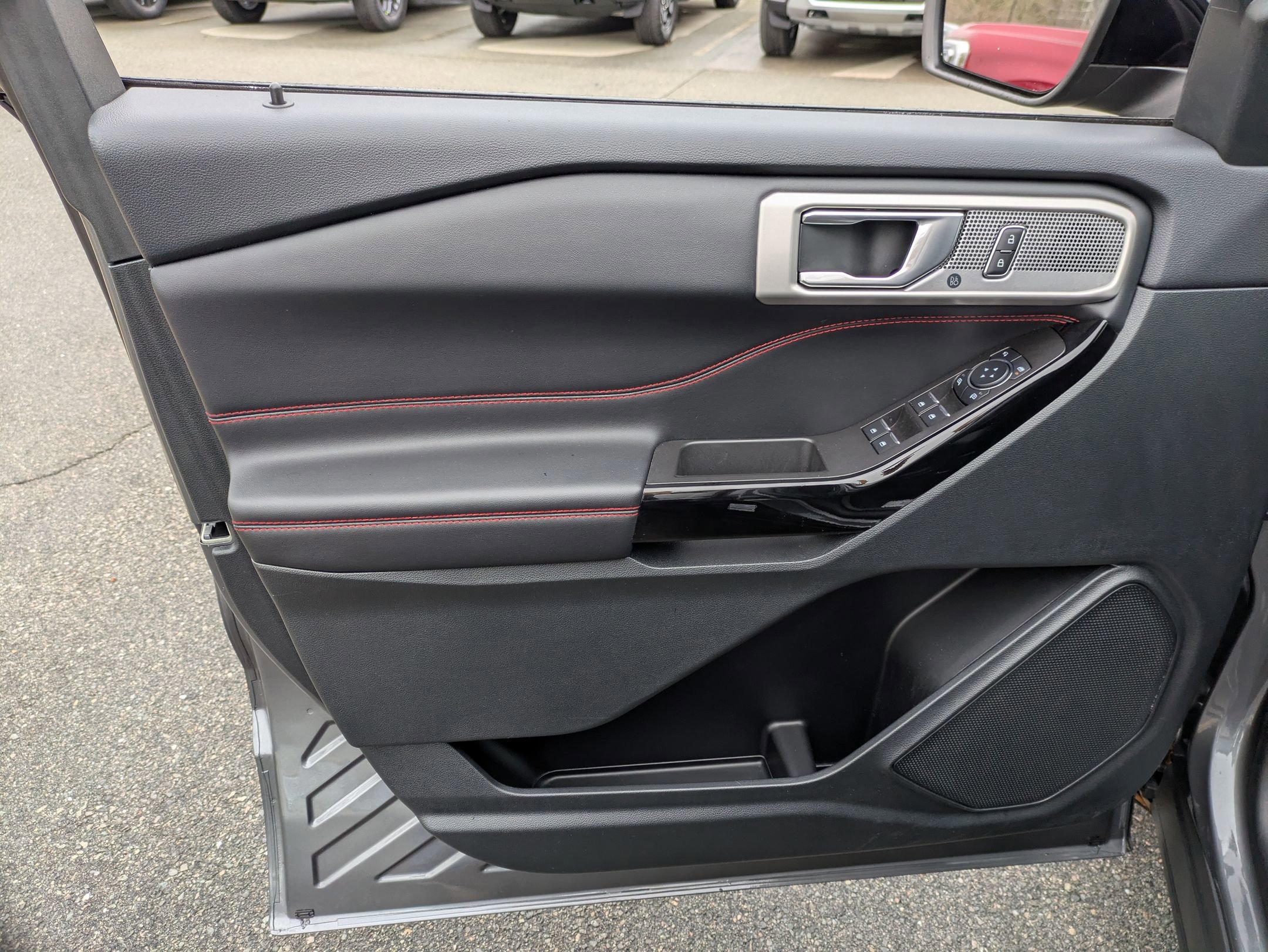 Certified 2024 Ford Explorer ST-Line w/ Class IV Trailer Tow Package image 16