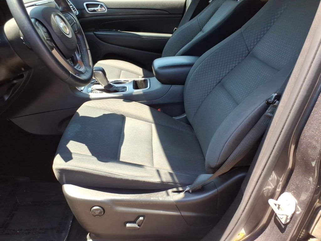 Used 2019 Jeep Grand Cherokee Laredo AWD/4WD image 14