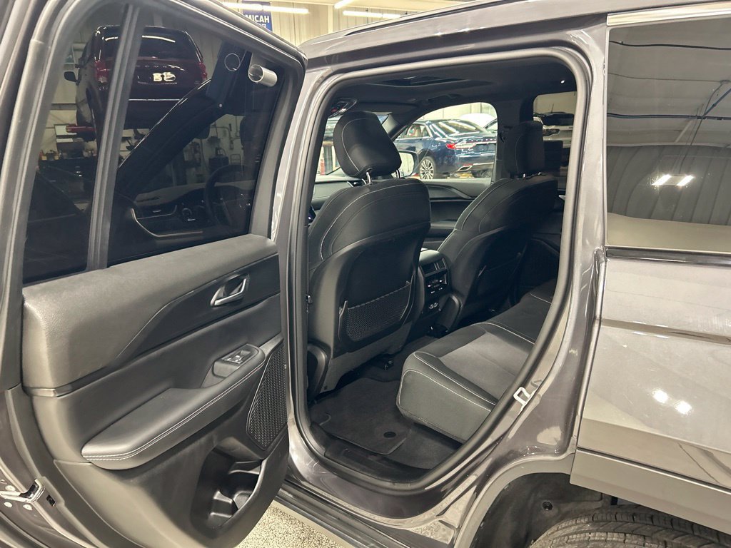 Used 2025 Jeep Grand Cherokee Laredo X w/ Luxury Tech Group I AWD/4WD image 24