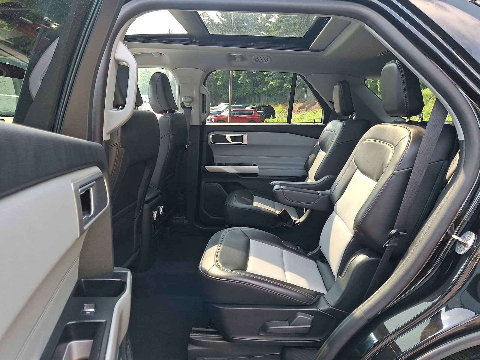Certified 2024 Ford Explorer XLT w/ Equipment Group 202A AWD/4WD image 11