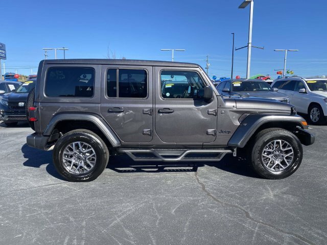 Used 2025 Jeep Wrangler Unlimited Sahara w/ Safety Group AWD/4WD image 8