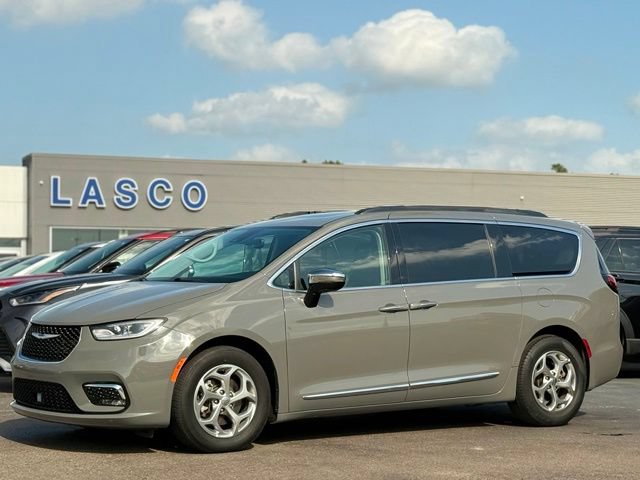Used 2023 Chrysler Pacifica Limited FWD image 1