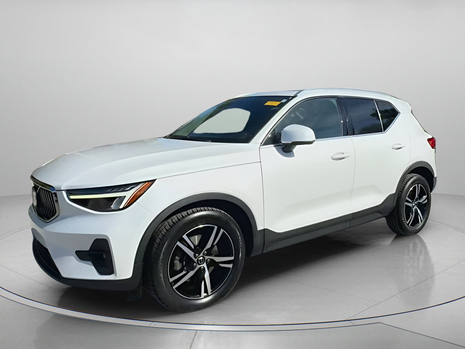 Used 2023 Volvo XC40 B5 Plus image 5