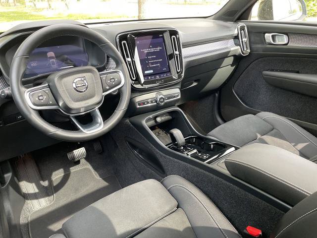 Used 2025 Volvo XC40 B5 Plus AWD/4WD image 3