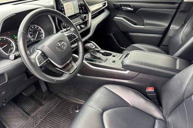 Used 2022 Toyota Highlander XLE image 11