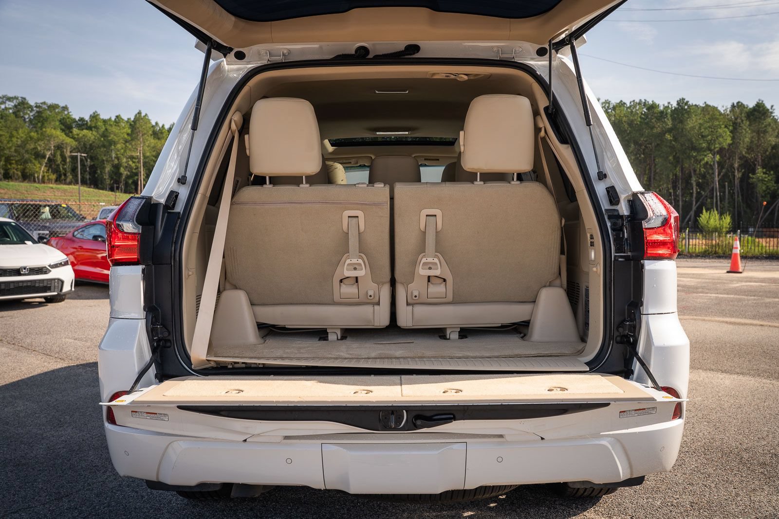 Used 2020 Lexus LX 570 4WD w/ Luxury Package image 22