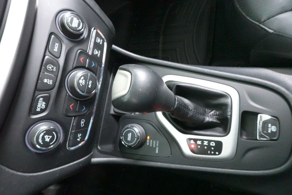 Used 2017 Jeep Cherokee Overland AWD/4WD image 17