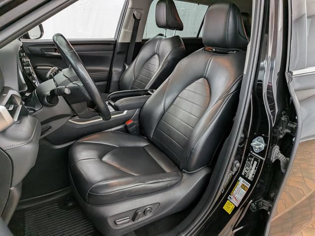 Used 2021 Toyota Highlander XLE AWD/4WD image 11