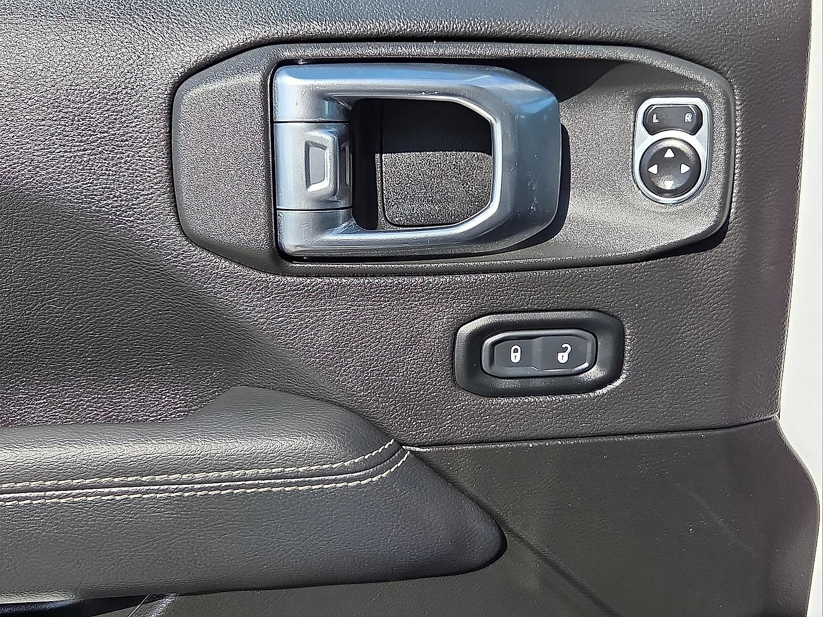 Used 2023 Jeep Wrangler Unlimited Sahara AWD/4WD image 12