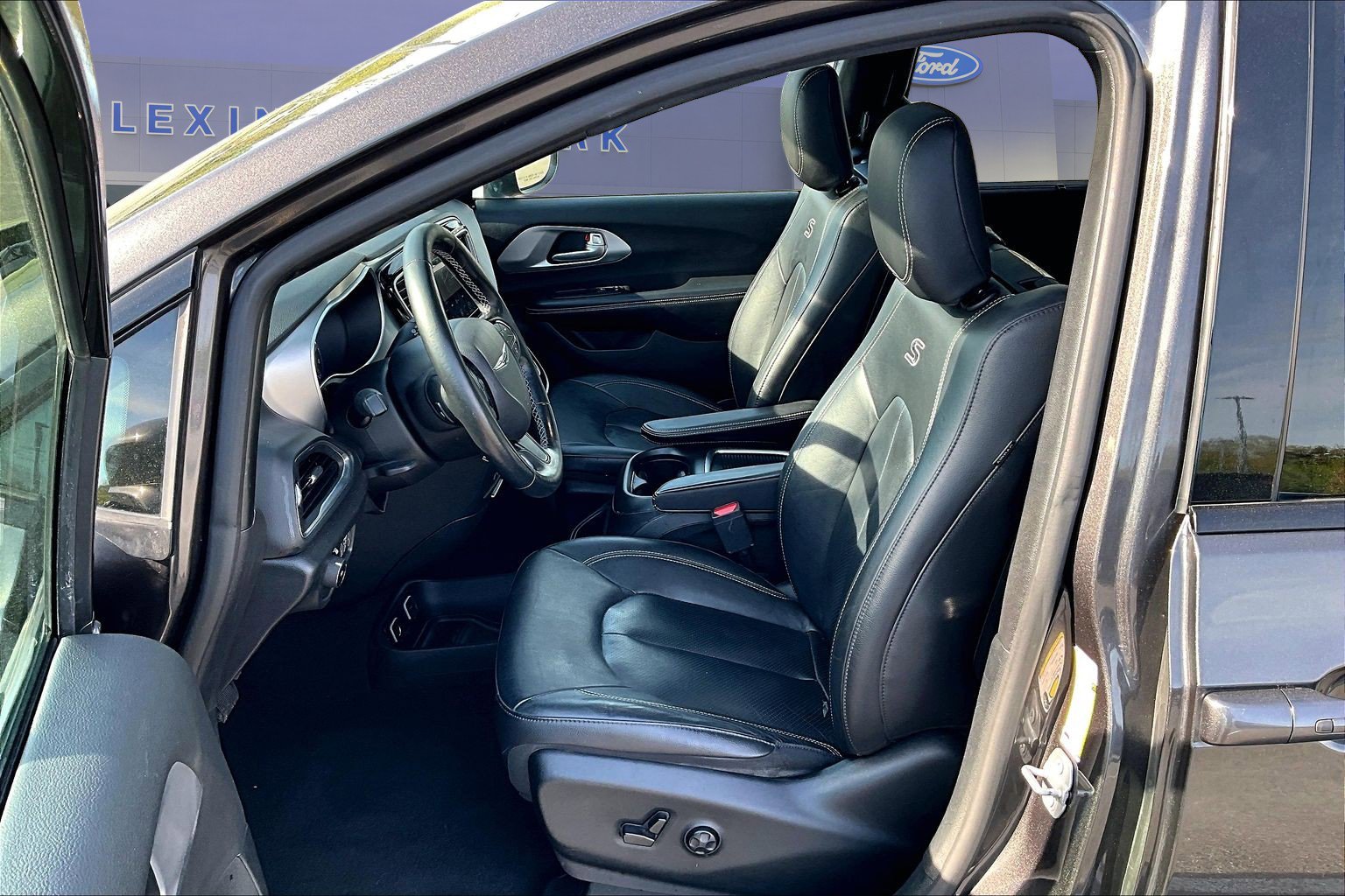 Used 2019 Chrysler Pacifica Touring-L Plus w/ Advanced Safetytec Group FWD image 21