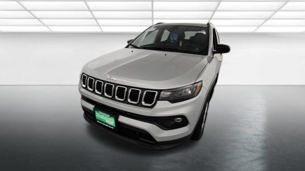Used 2024 Jeep Compass Latitude AWD/4WD image 2