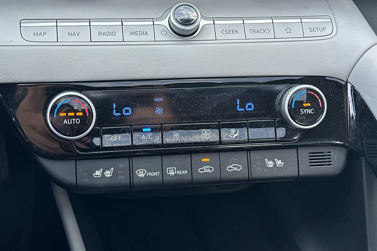 Used 2024 Hyundai Elantra Limited image 19