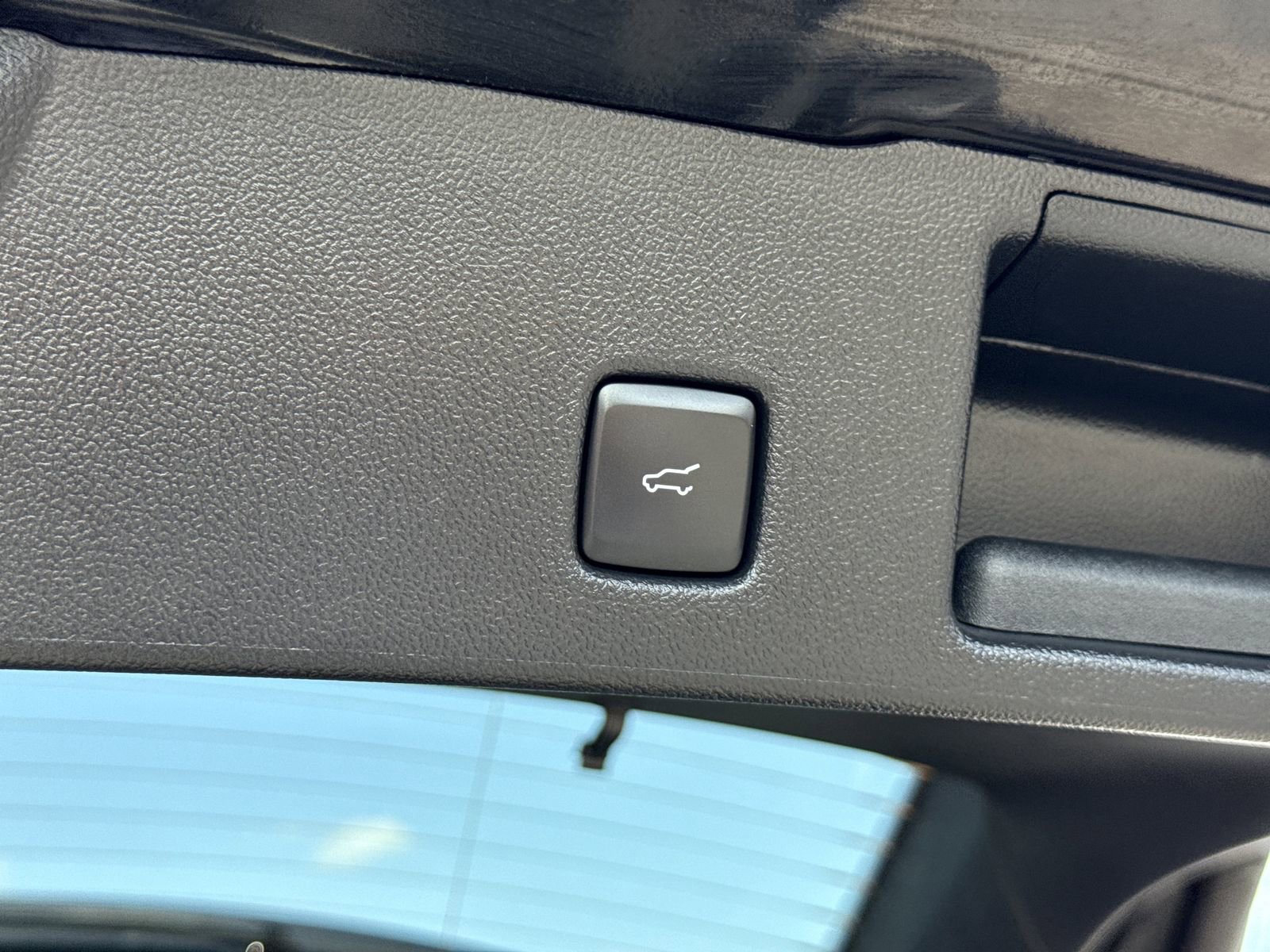 Certified 2025 Ford Escape SE image 9