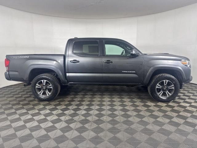 Used 2017 Toyota Tacoma TRD Sport AWD/4WD image 6