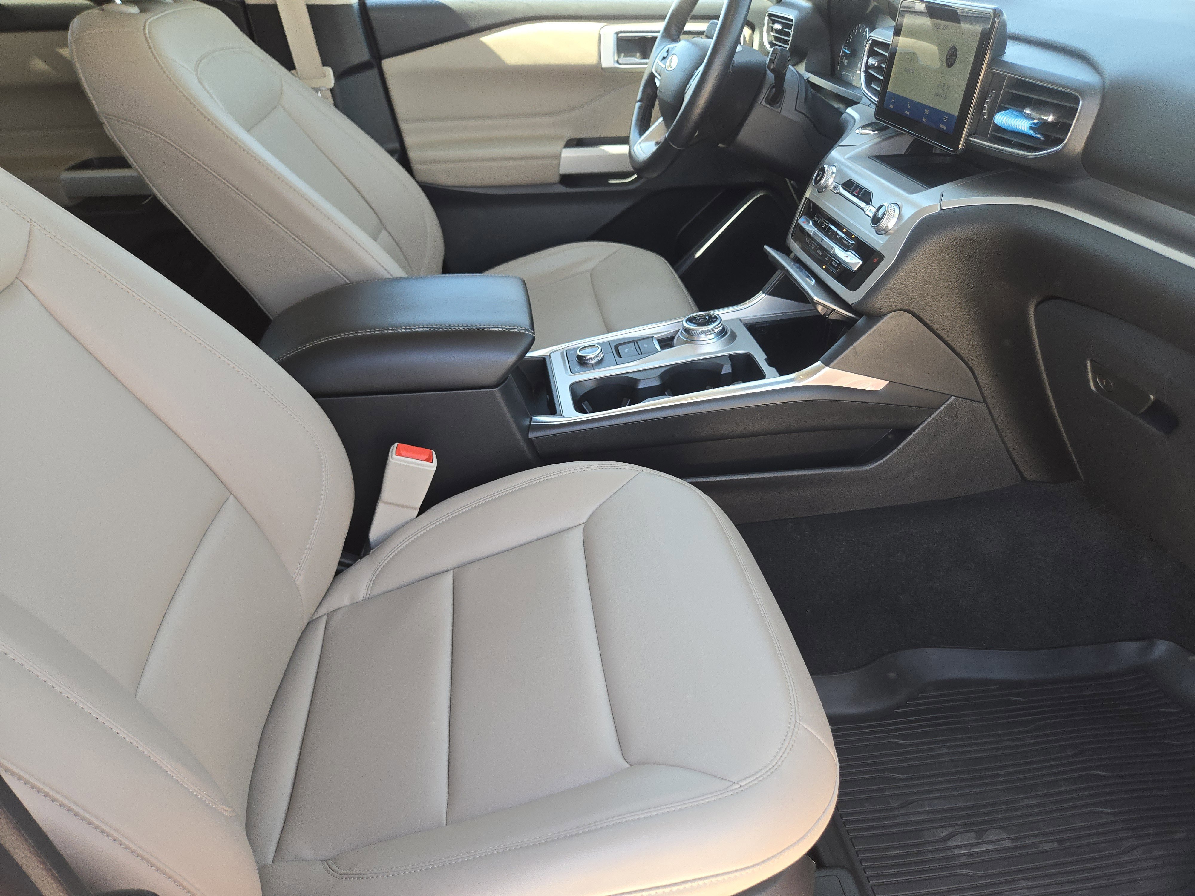 Certified 2022 Ford Explorer XLT w/ Equipment Group 202A image 14