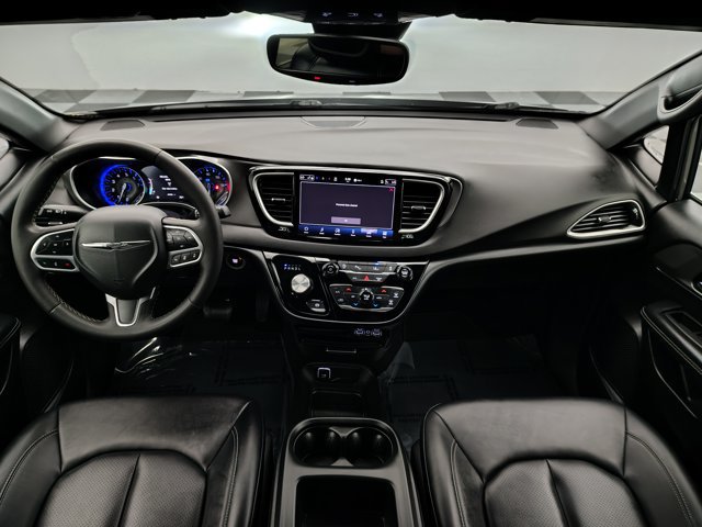 Used 2025 Chrysler Pacifica Select FWD image 30