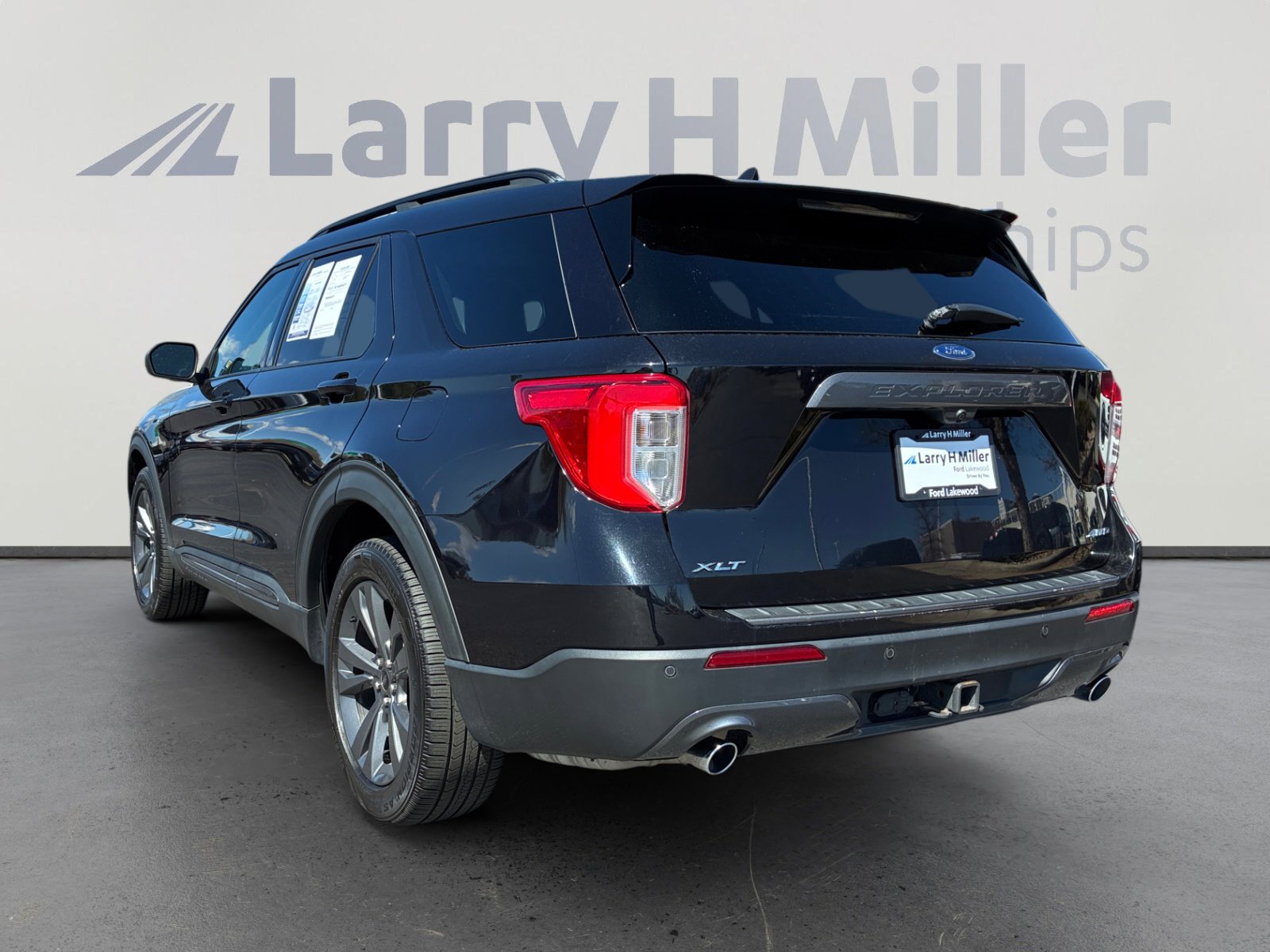 Certified 2021 Ford Explorer XLT w/ Equipment Group 202A image 3