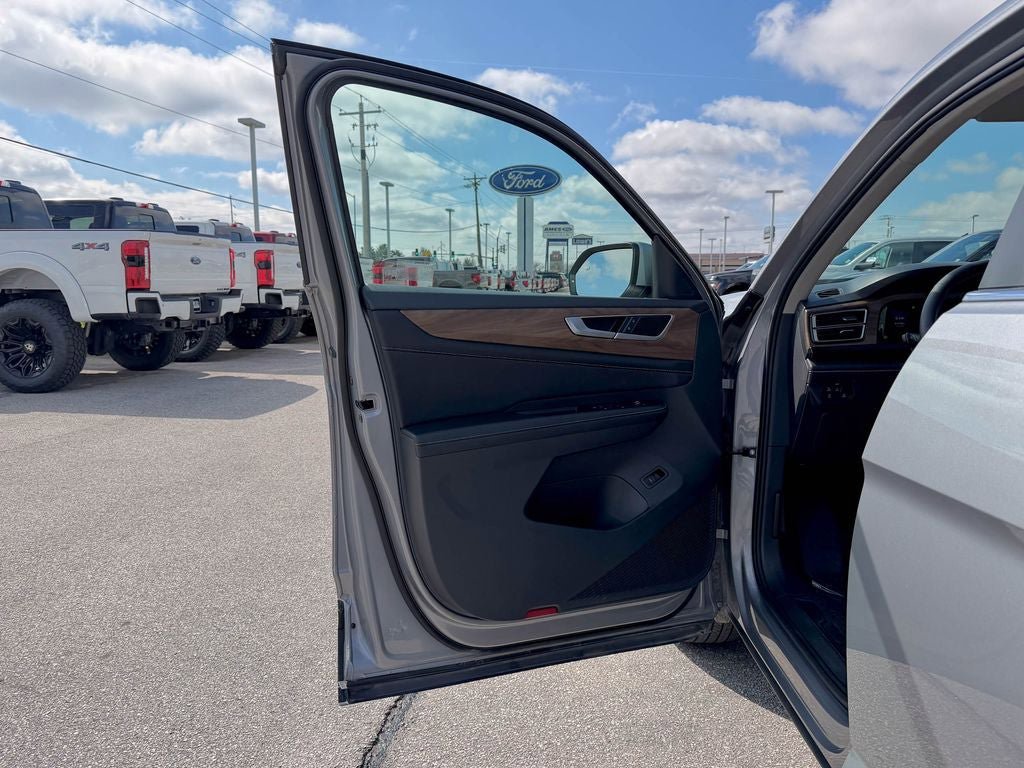Used 2025 Volkswagen Atlas SE AWD/4WD image 12