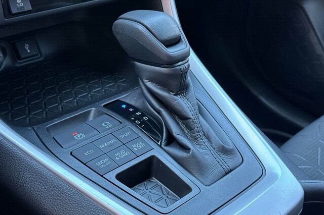 Used 2020 Toyota RAV4 XLE w/ XLE Grade Weather Package image 18