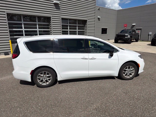 Used 2024 Chrysler Pacifica Touring-L FWD image 3