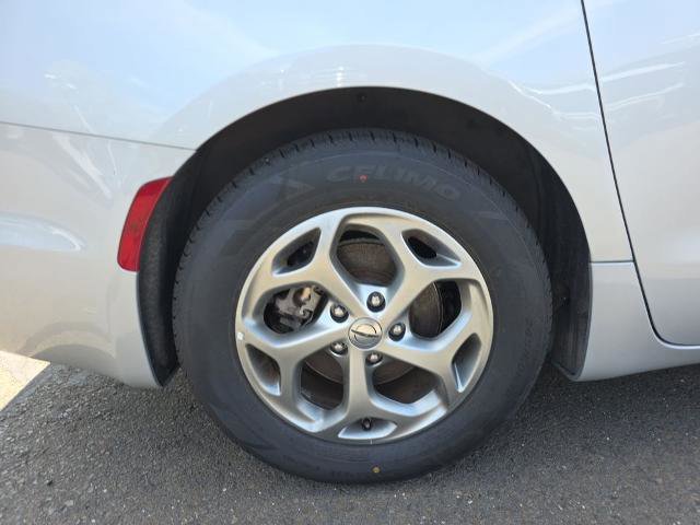 Used 2024 Chrysler Pacifica Limited FWD image 11