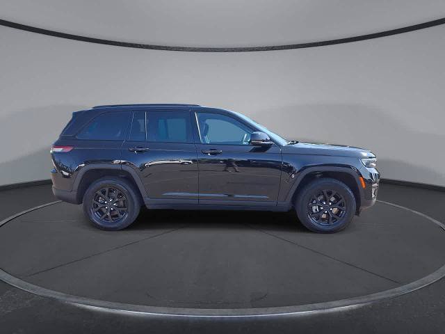 Used 2025 Jeep Grand Cherokee Altitude AWD/4WD image 9